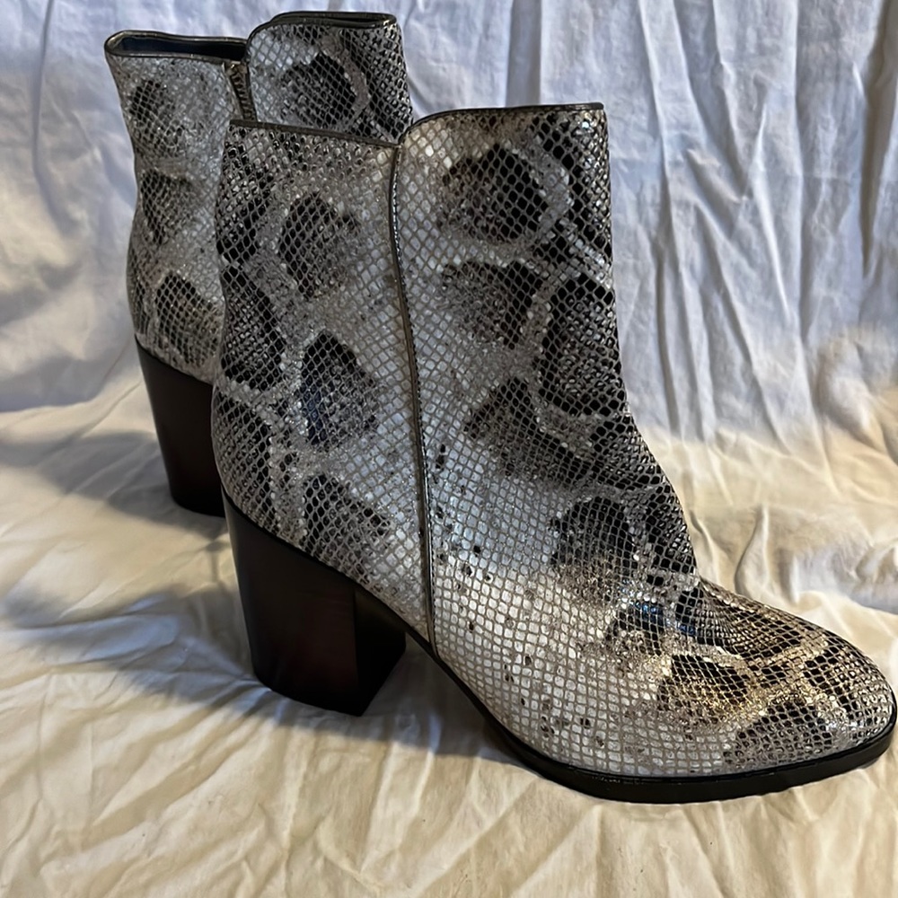 New without box Donald J Pliner Woman’s Sonoma Ankle Boots Booties Size 6